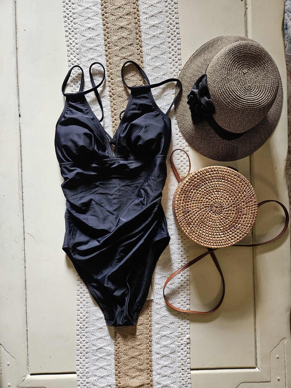 Cupshe Black One-Piece Swimsuit with Adjustable Straps Size Medium